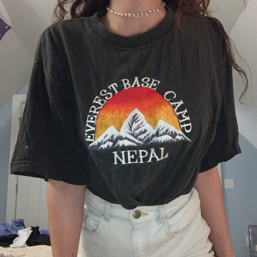 VINTAGE MT EVEREST EMBROIDERED TEE!
